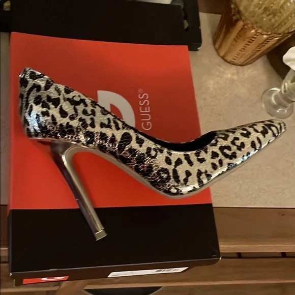 Leopard print Gold colored pumps by Guess in size 6! - Picture 2 of 10